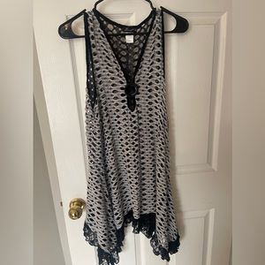 Unique boutique sleeveless top size Med